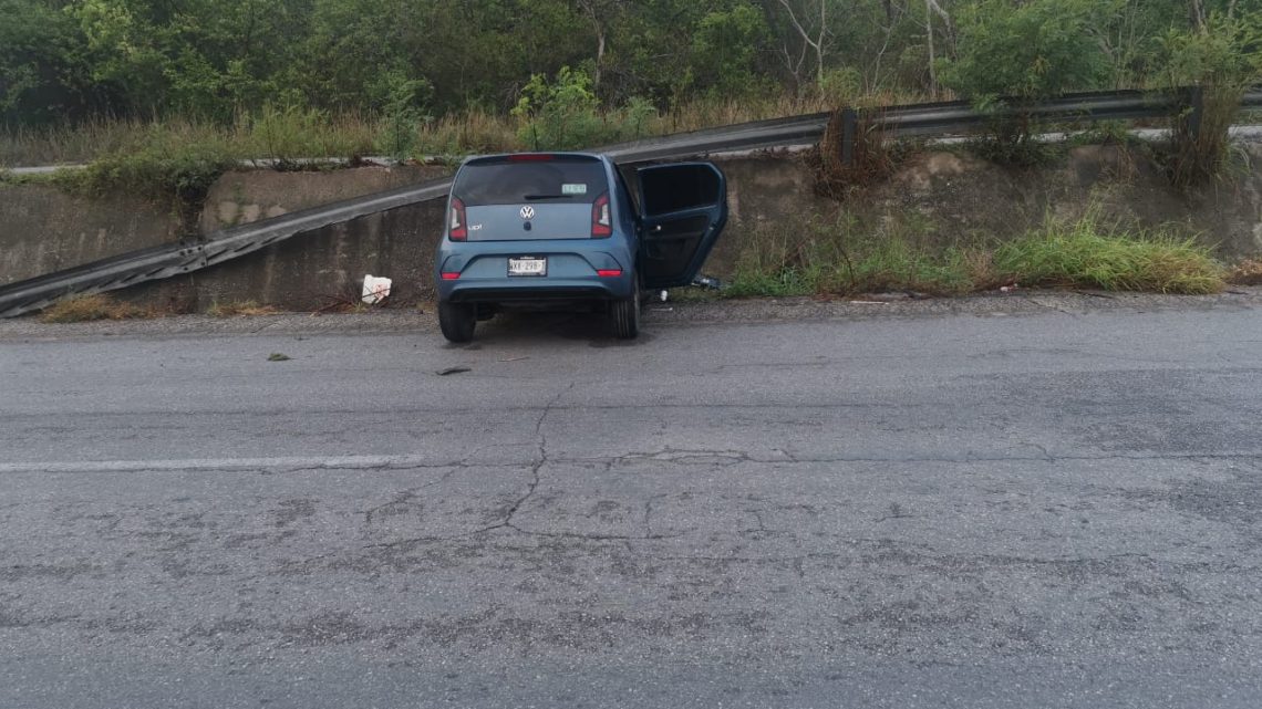 MINIAUTO DERRAPA Y CHOCA CONTRA MURO DE CONTENCIÓN