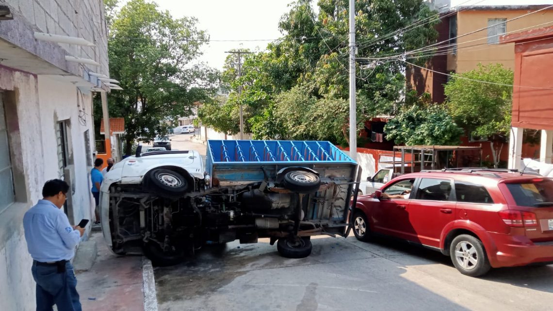 INSÓLITA VOLCADURA DE FRÁGIL CAMIONETA