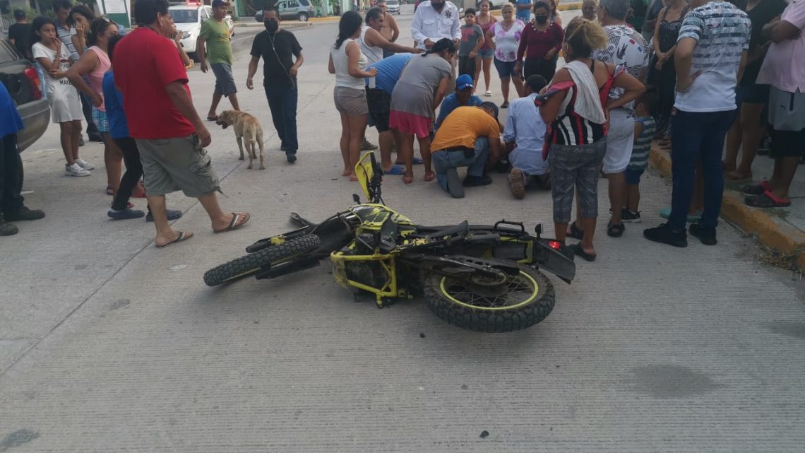 PAREJA DE MOTOCICLISTAS TERMINAN EN EL HOSPITAL