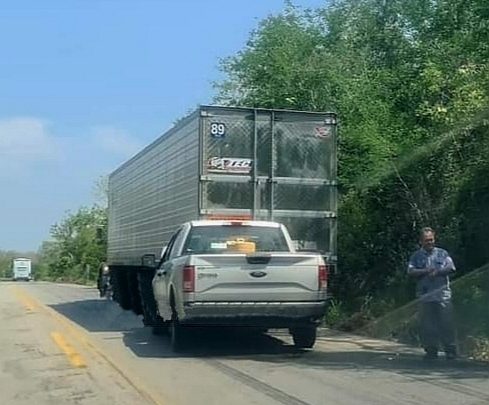 Choque por alcance entre camioneta y tráiler