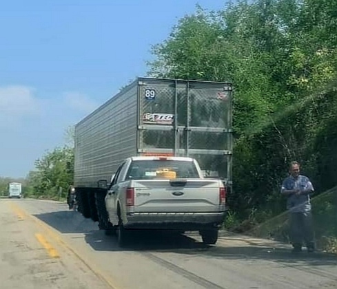 Choque por alcance entre camioneta y tráiler