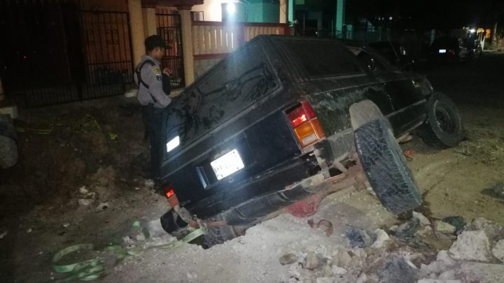 COMAPA DEJA ZANJA Y CAE CAMIONETA