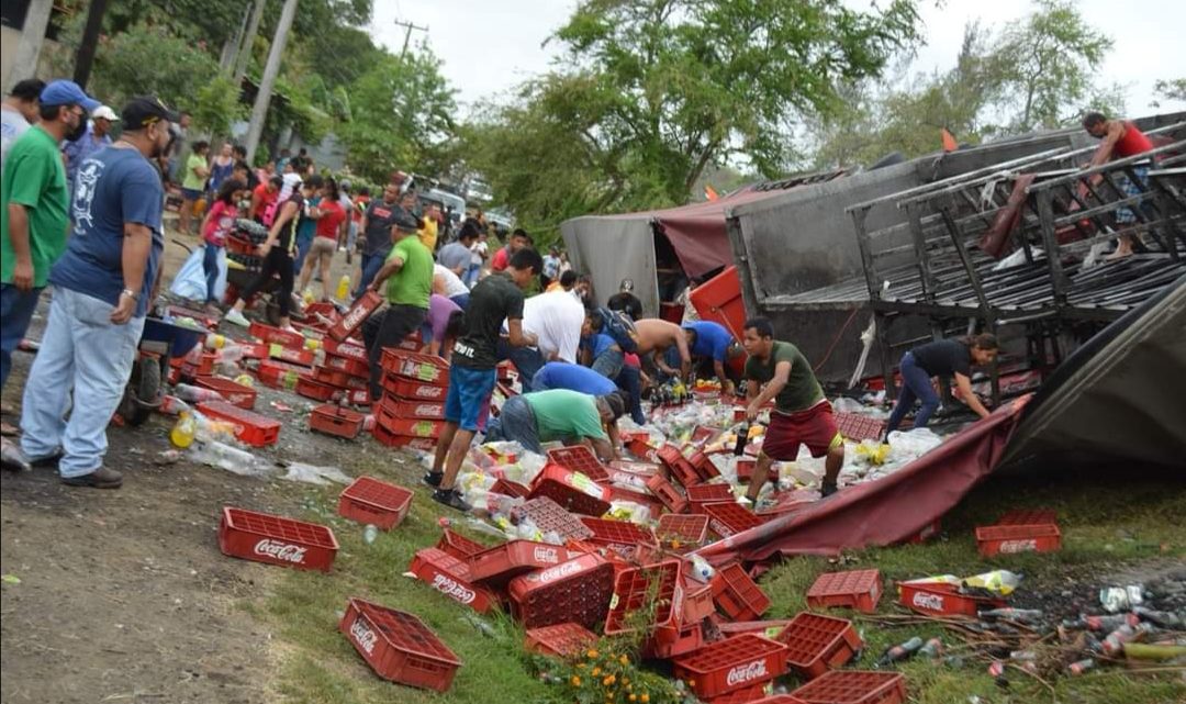 Vuelca tráiler que transportaba refrescoComo siempre aparecen los «rapiñeros»