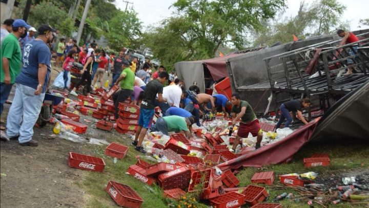 Vuelca tráiler que transportaba refrescoComo siempre aparecen los «rapiñeros»