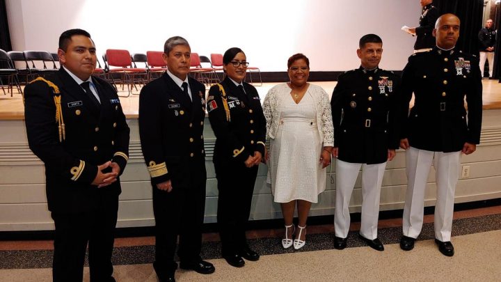 MUJER INFANTE DE MARINA DE LA ARMADA DE MÉXICO SE GRADÚA DE LA MARINE CORPS UNIVERSITY TRAS REALIZAR CURSO