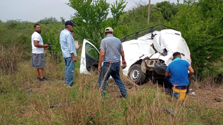 Colisión entre dos camionetas deja cuatro lesionados