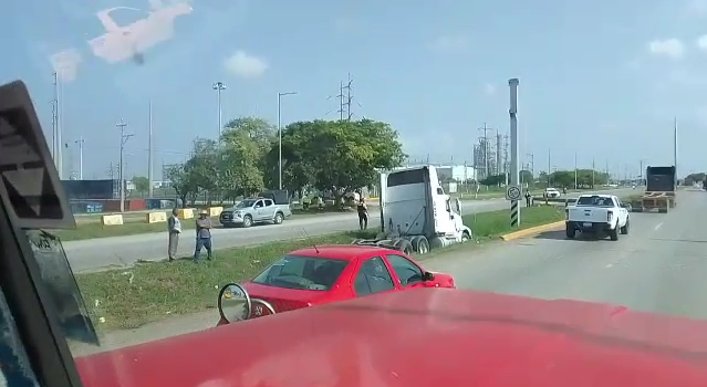 OTRO TRÁILER SE SALE DEL BULEVAR DE LOS RÍOS