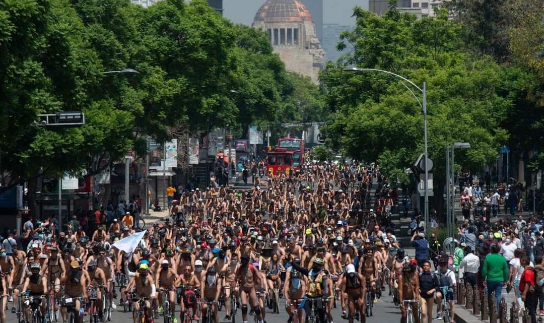 Ciclistas desnudos en calles de la CDMX y Guadalajara piden respeto