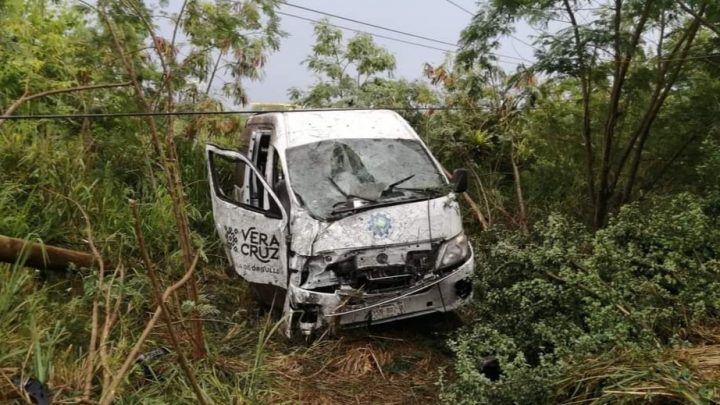 APARATOSA VOLCADURA DE UNA CAMIONETA DEL TECNOLÓGICO DE PÁNUCO