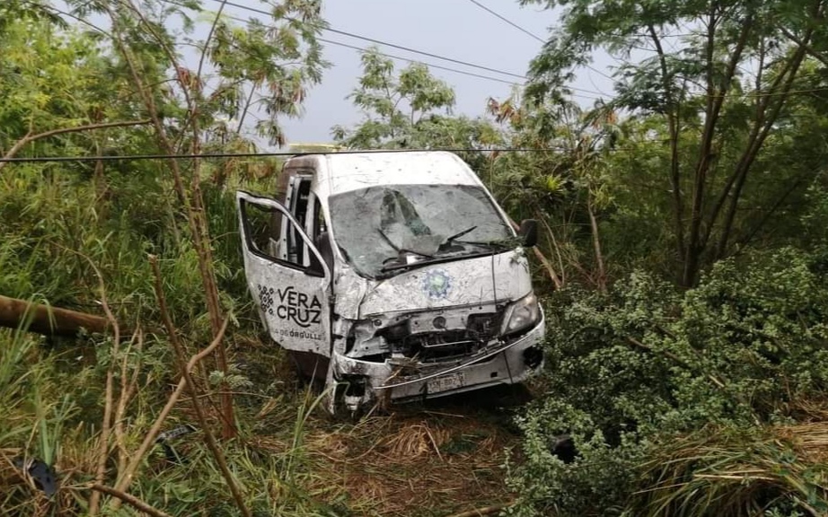 APARATOSA VOLCADURA DE UNA CAMIONETA DEL TECNOLÓGICO DE PÁNUCO