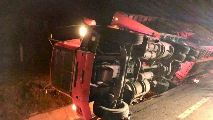 TRÁILER DE LA COCA SE VOLCÓ EN LA CARRETERA TAMPICO-MANTE