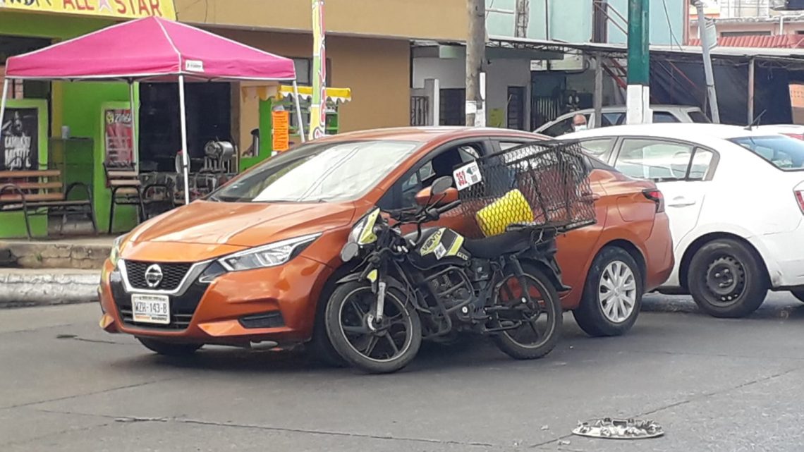 CHOCA MOTOCICLISTA CONTRA AUTOMÓVIL