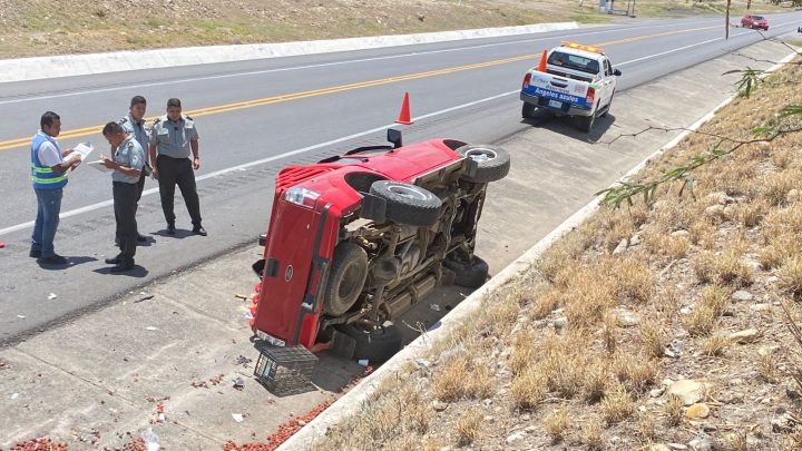 ABUELITOS Y DOS NIETOS RESULTAN LESIONADOS EN VOLCADURA