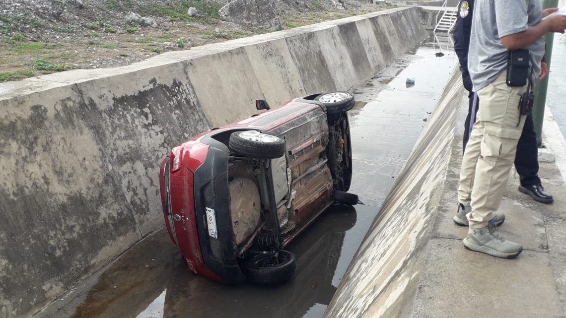 CAMIONETA CAE A CANAL A CIELO ABIERTO