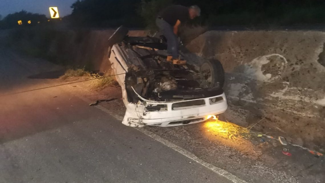 JETTA SE VUELCA ENEL CORREDOR URBANO