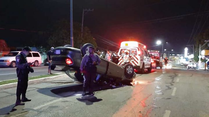 NEÓN VUELCA EN LA CALZADA SAN PEDRO