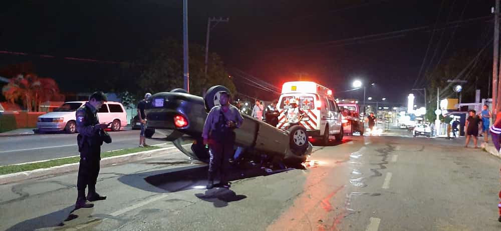 NEÓN VUELCA EN LA CALZADA SAN PEDRO