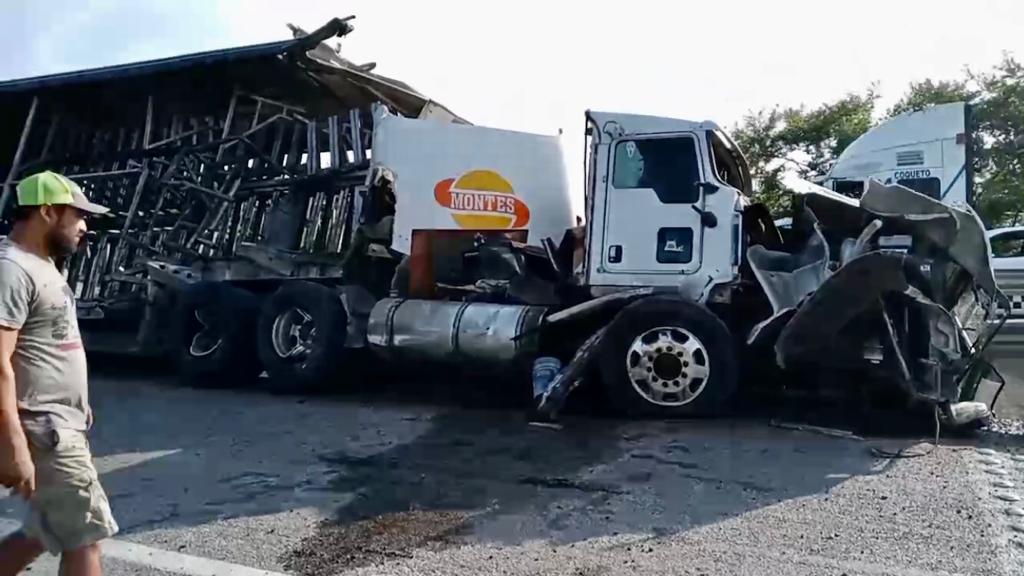 COLISIÓN POR ALCANCE ENTRE DOS TRACTOCAMIONES