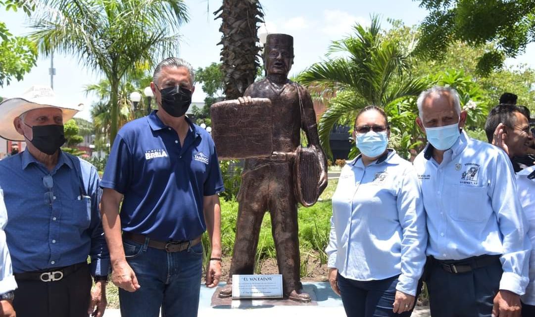 Devela Chucho Nader Monumento a Voceadores en Tampico