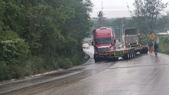 TRÁILER DERRAPA, SE DESCUADRA Y CHOCA