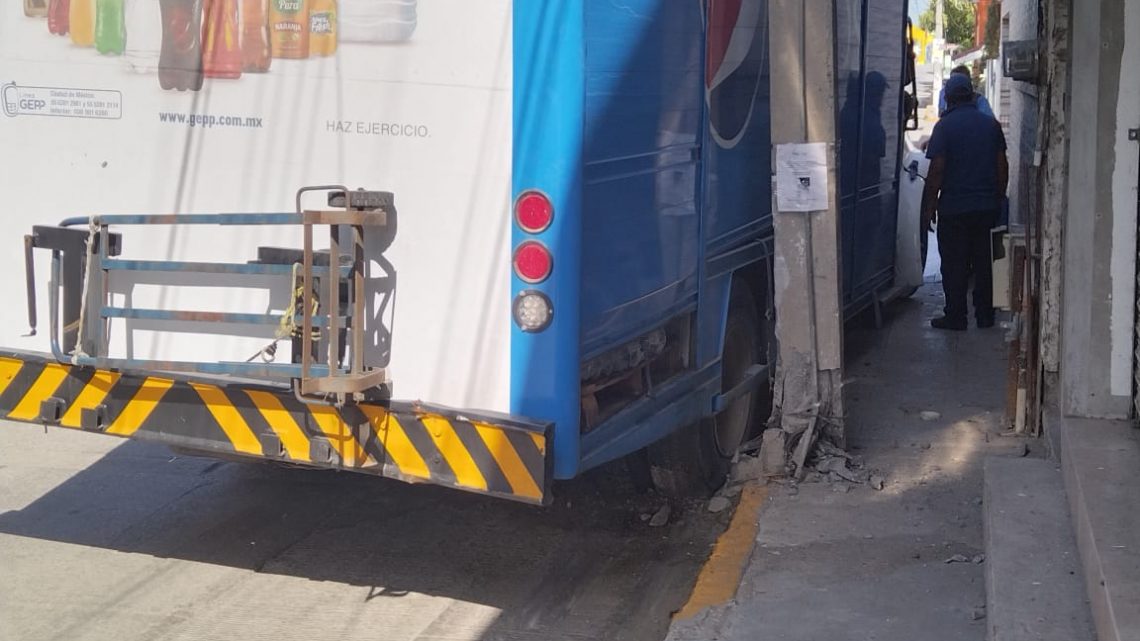 CAMIÓN DE LA PEPSI CHOCA POSTE DE CFE