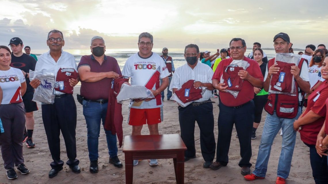 Entrega Armando Martínez uniformes a choferes