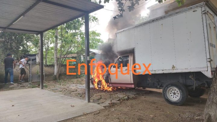 Se incendia camioneta por un corto circuito