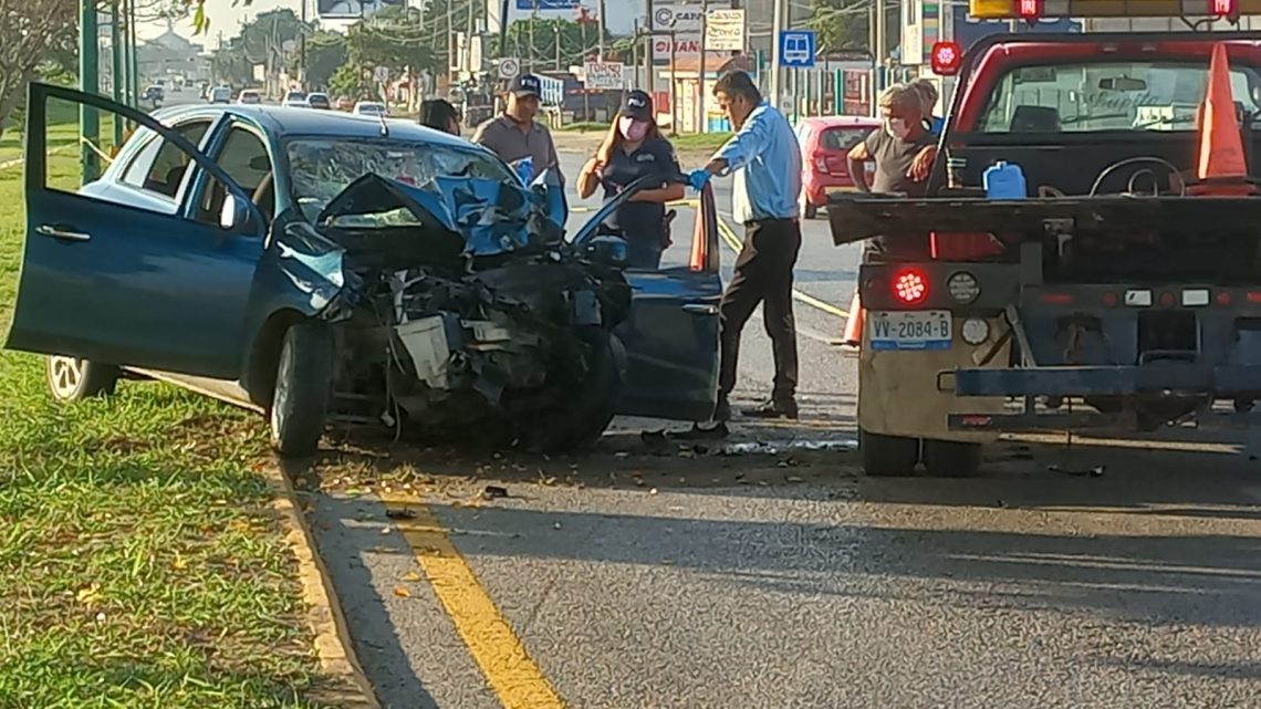 Chofer muere tras chocar en su auto contra un árbol