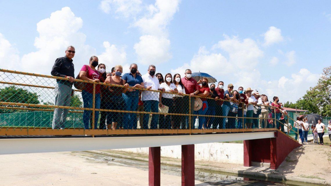 El presidente Armando Martínez Manríquez constató los trabajos de construcción de un puente peatonal