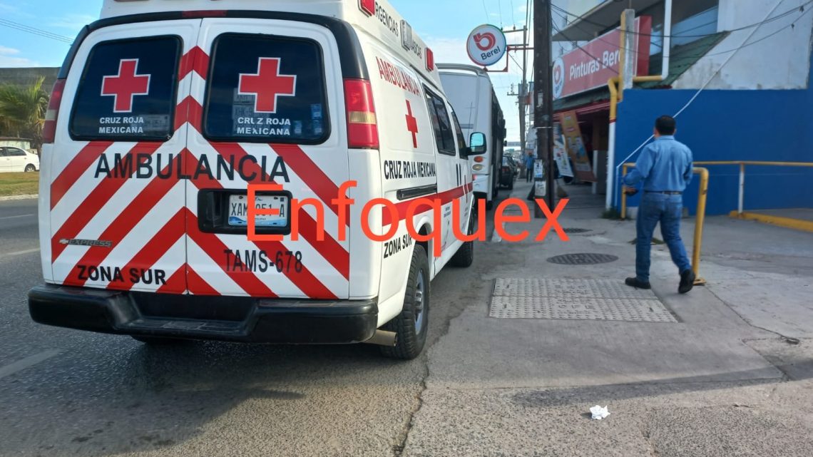 PASAJERO CAE DE AUTOBÚS, LESIONADO