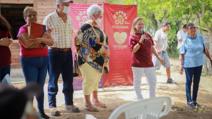 La C. P. Rossy Luque de Martínez entregó a cinco Casas Club, actas que certifican a sus respectivas directivas