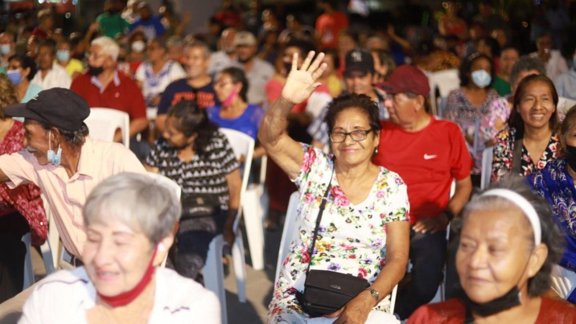 La presidenta del organismo, Rossy Luque de Martínez consintió a los abuelitos de Altamira con un programa artístico en la plaza principal de la ciudad