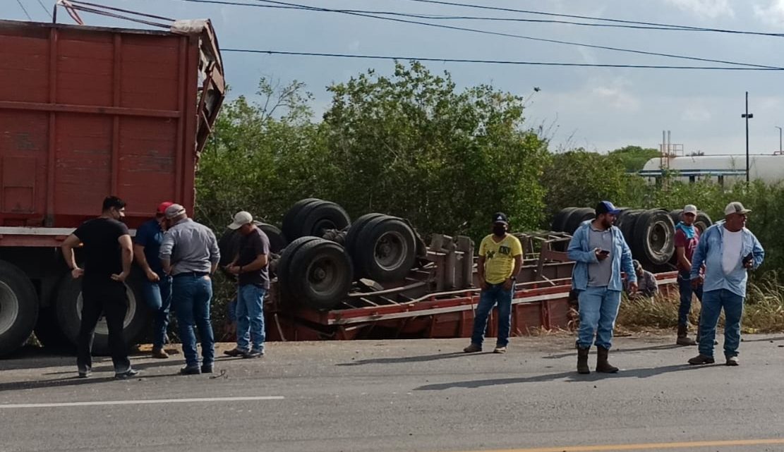 Vuelca tráiler con 65 toneladas de maíz