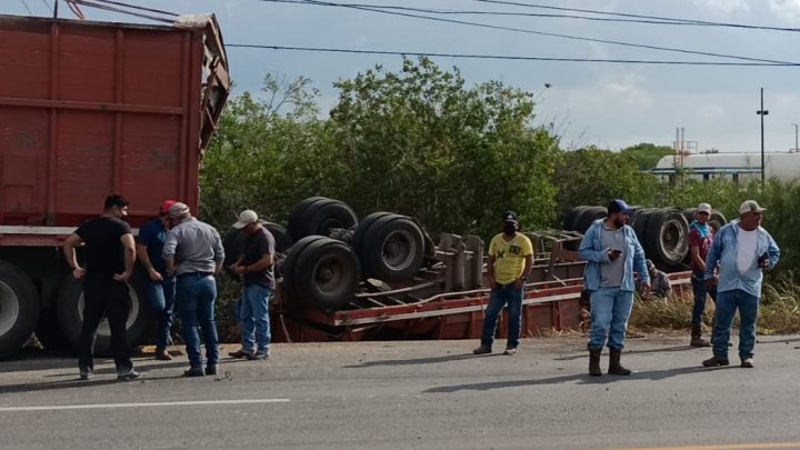 Vuelca tráiler con 65 toneladas de maíz