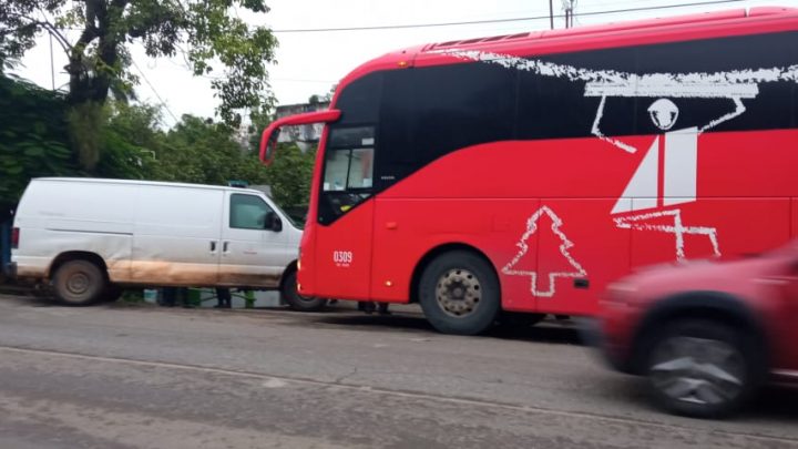 Mujer sufre fulminante infarto al interior de autobús foráneo