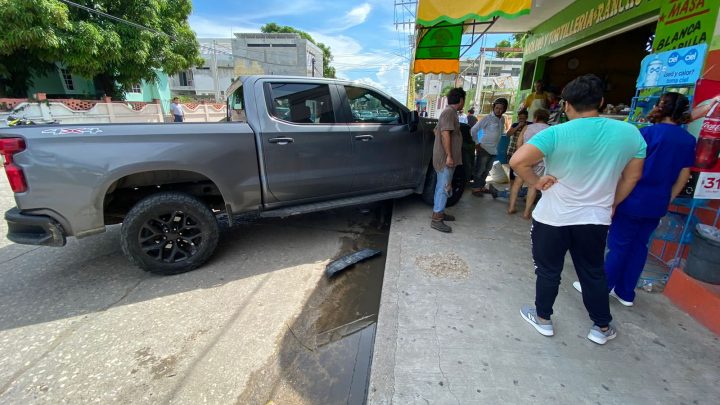 CAMIONETON ARROLLA MOTOCICLISTA Y SE SUBE A LA BANQUETA