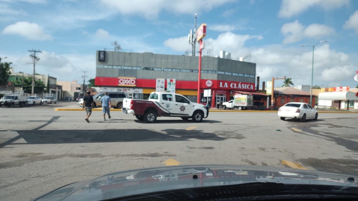 TRÁNSITO SE ESTACIONA MAL PARA ECHARSE UNOS TACOS