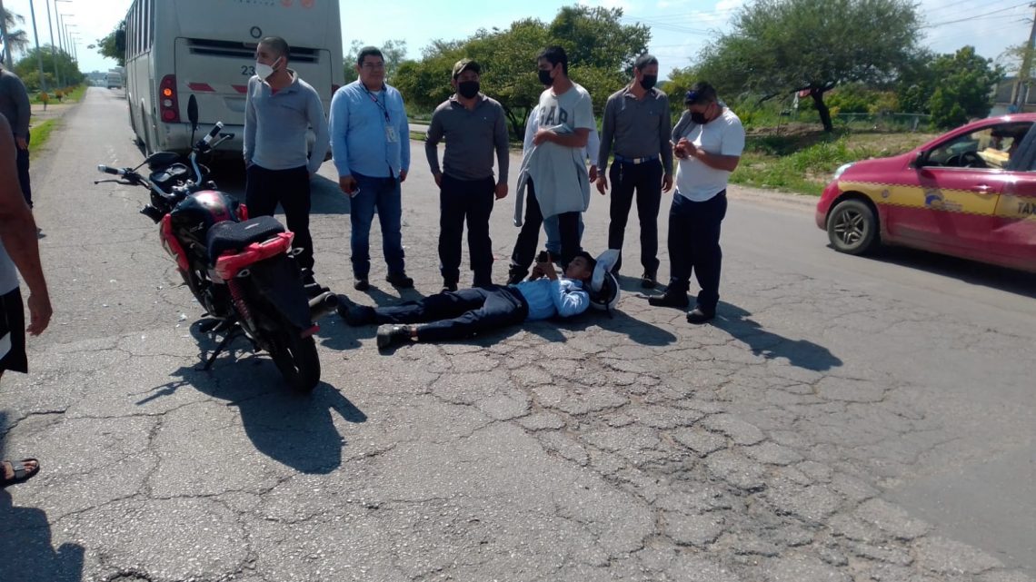 MOTOCICLISTA CHOCA POR ALCANCE CONTRA AUTOBÚS