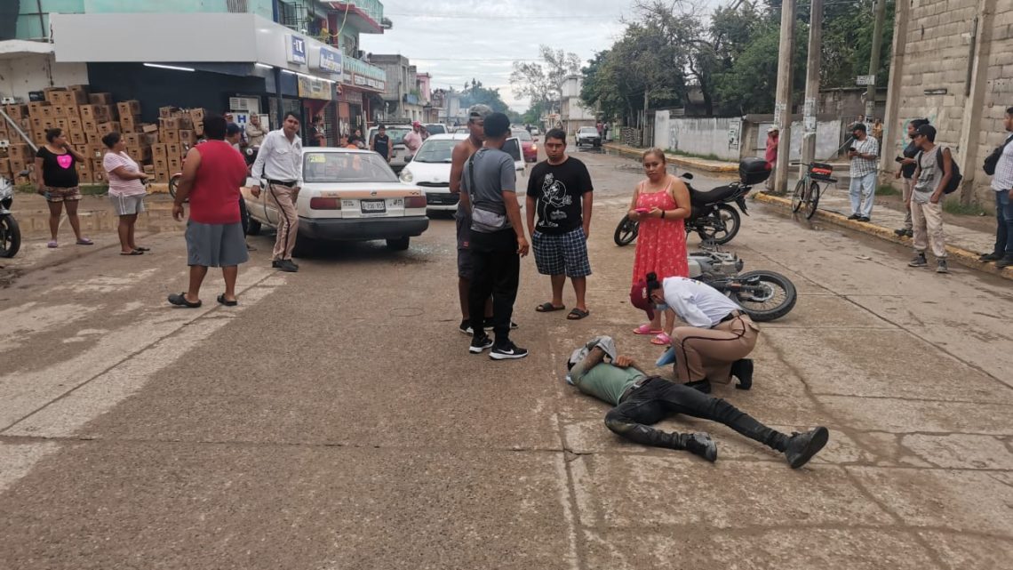 TAXI SE LE ATRAVESÓ A MOTOCICLISTA