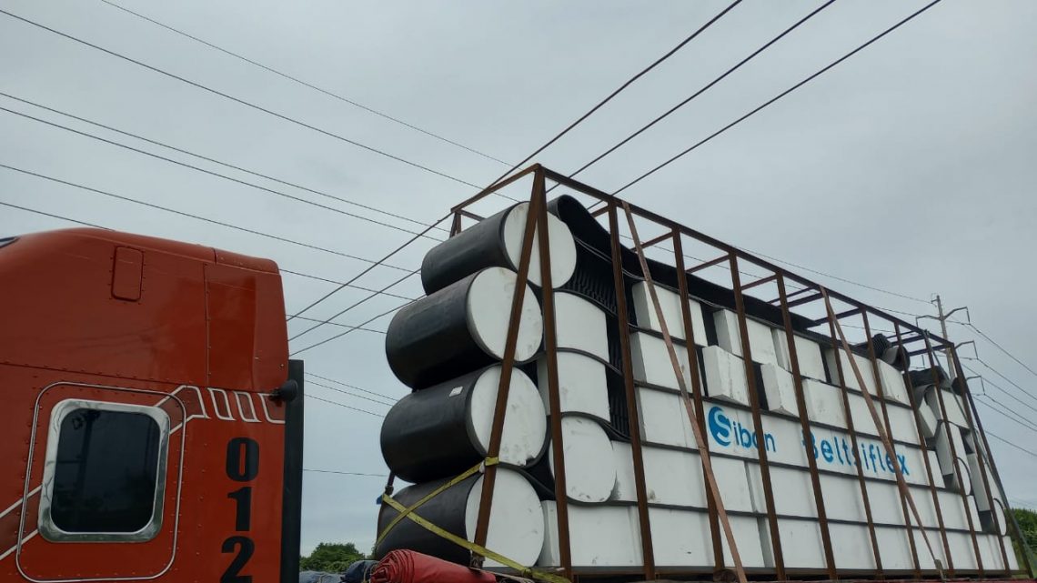 Tráiler «hace arco» con cableado de alta tensión •Se incendian los neumáticos