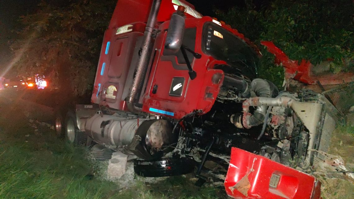 CHOCAN DE FRENTE DOS TRACTOCAMIONES