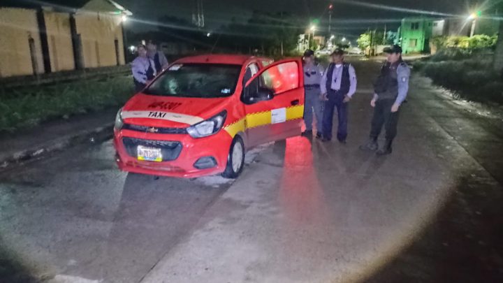 HALLAN TAXI ABANDONADO Y CON LAS PUERTAS ABIERTAS