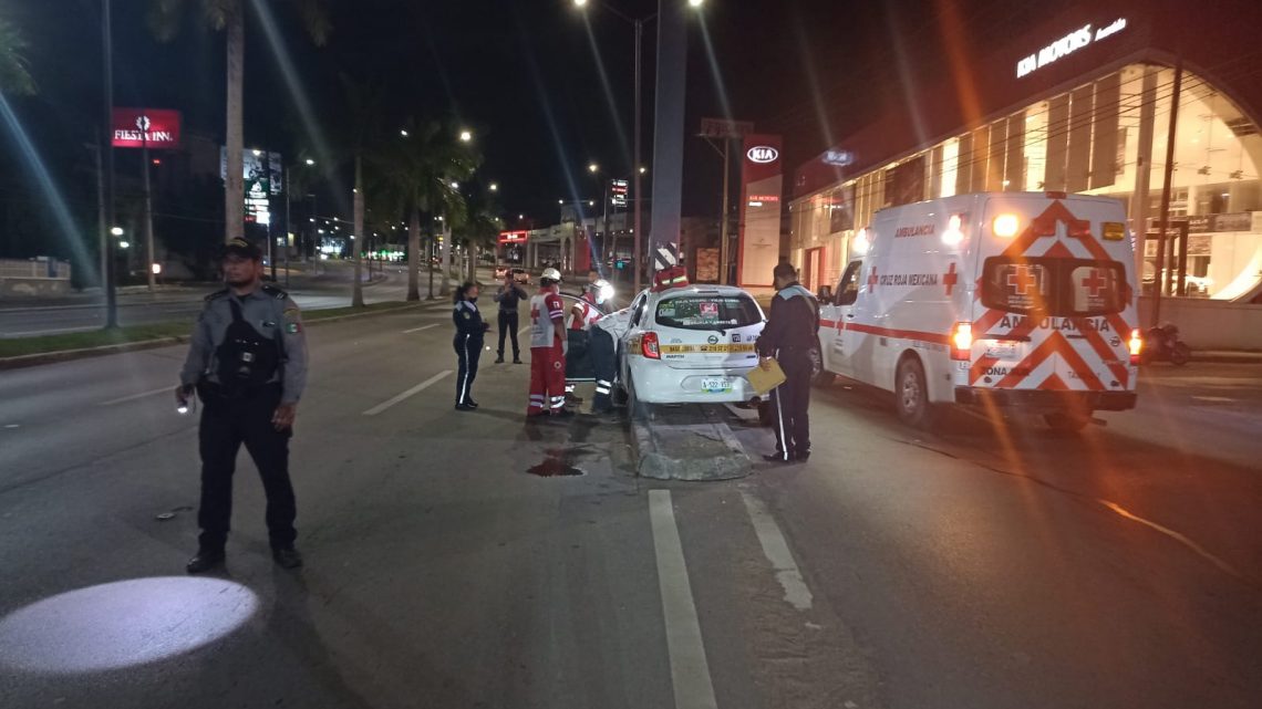 TAXISTA DORMITA Y CHOCA CONTRA POSTE