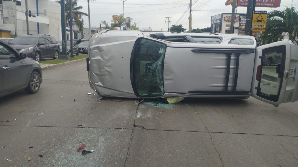 APARATOSO CHOQUE Y VOLCADURA DEJÓ UNA PERSONA LESIONADA