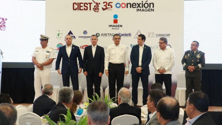 El alcalde Armando Martínez Manríquez acompañó al gobernador del Estado, Dr. Américo Villarreal Anaya en esta celebración del organismo empresarial