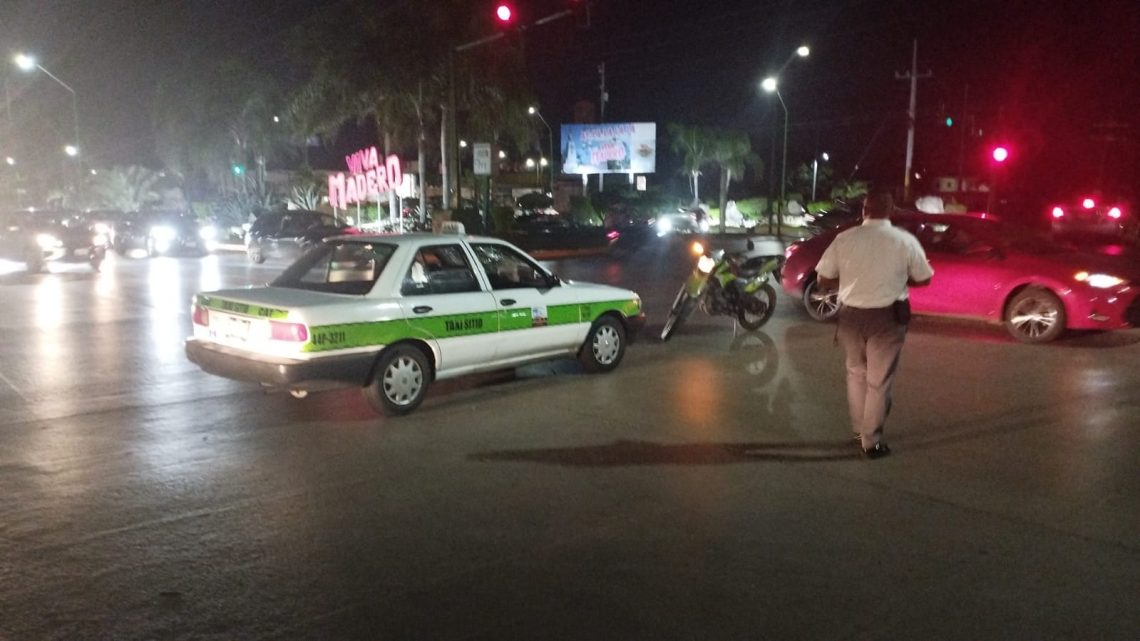 MOTOCICLISTA SE ESTRELLÓ CONTRA PARABRISAS DE TAXI