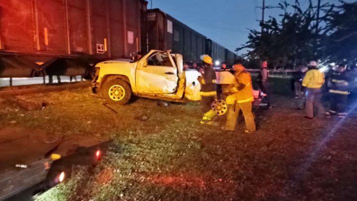 ¡¡VIVE DE MILAGRO!! | Tren embiste su camioneta y la vuelca en El Polvorín