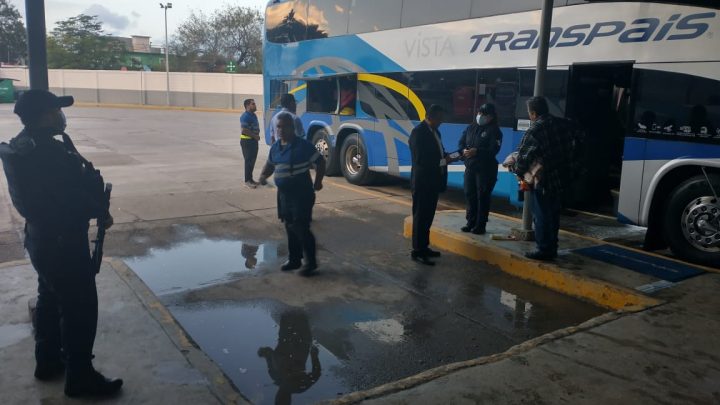 Guardia Estatal en vigilancia permanente en central de autobuses