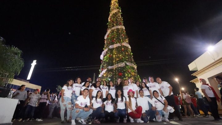 El presidente municipal Mtro. Armando Martínez Manríquez encabezó junto a su familia este evento que reunió a más de mil personas