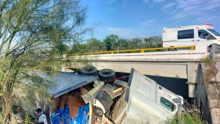 Auxilia Guardia Estatal a transportista lesionado en volcadura